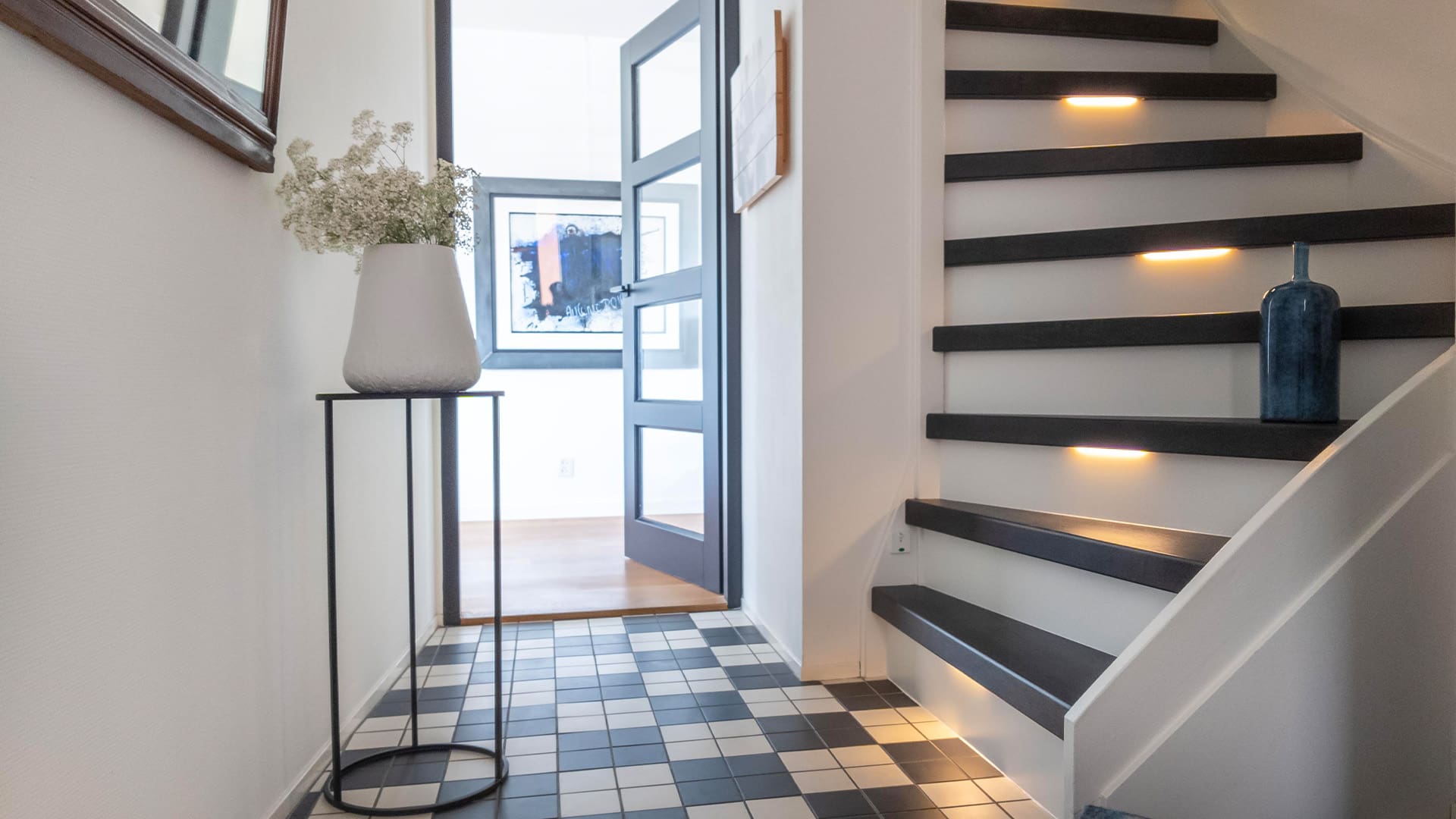 entree met traprenovatie decor beton antraciet pro