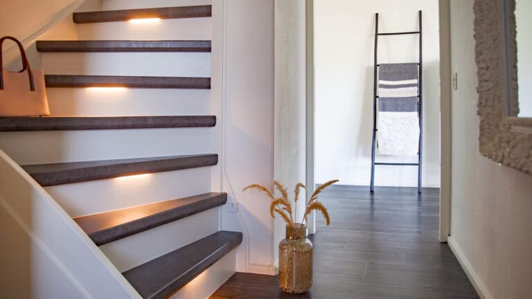 entree met gerenoveerde trap en geintegreerde verlichting. De trap heeft contrasterende kleuren