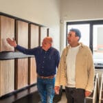 adviseur laat alle kleuren zien die mogelijk zijn bij een traprenovatie