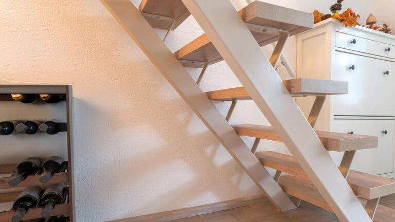 trap met bloktredes in decor landhuis eiken met daaronder een wijnrek