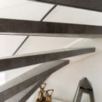 detailfoto van opentrap dubbelzijdig bekleed met decor blue steel