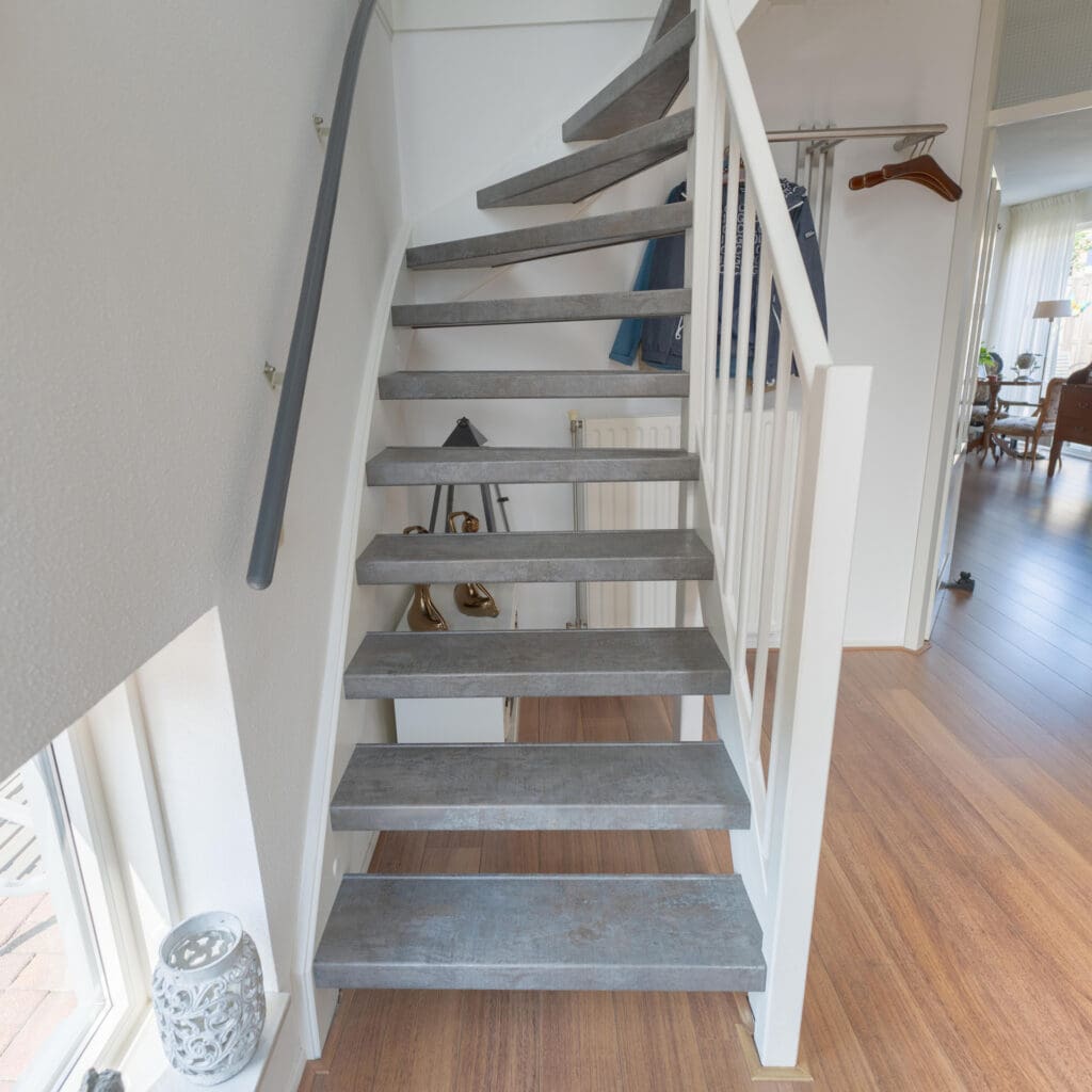 voorkant van gerenoveerde trap met decor blue steel