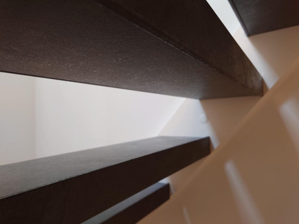 onderkant van de dubbelzijdig beklede trede in decor basalt