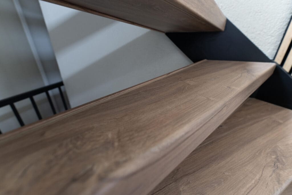 Detailfoto van open trap trede in decor provencaals eiken