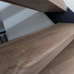 Detailfoto van open trap trede in decor provencaals eiken
