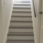 vooraanzicht van de gerenoveerde trap met decor loft grijs