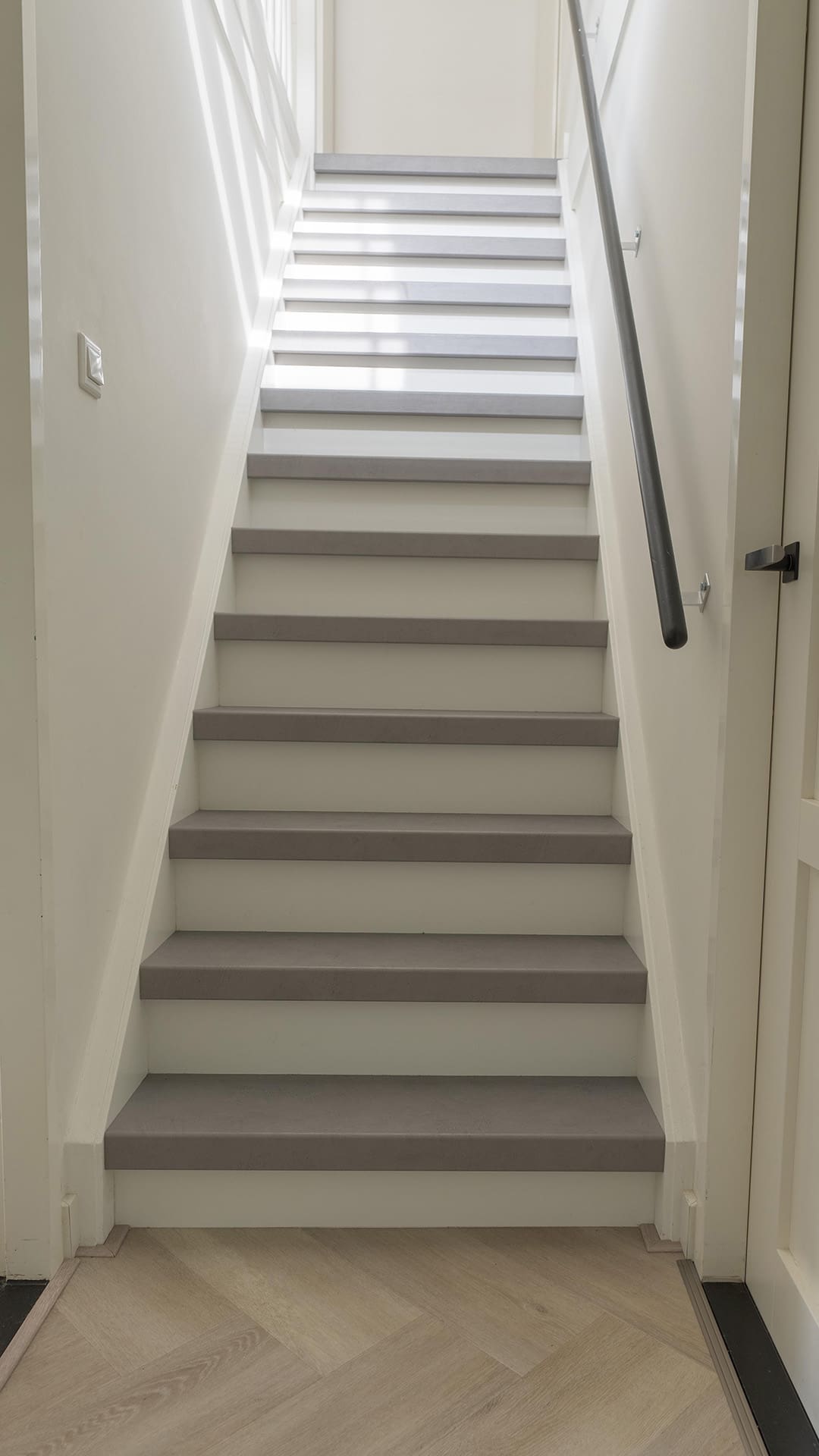 vooraanzicht van de gerenoveerde trap met decor loft grijs