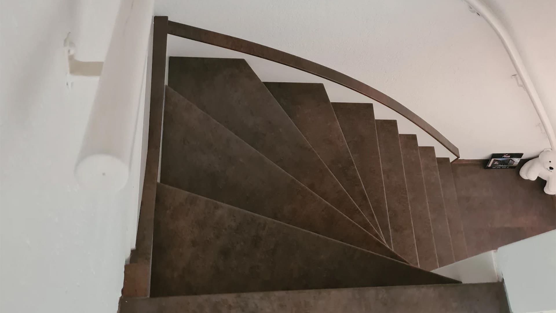 bovenaanzicht van gerenoveerde trap met decor terra