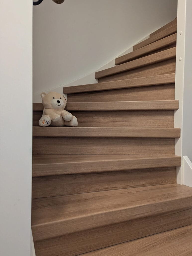 vooraanzicht van de gerenoveerde trap met decor en stootborden amalfi