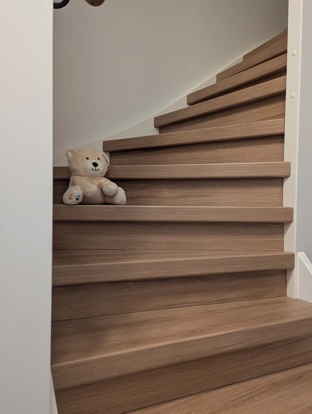 vooraanzicht van de gerenoveerde trap met decor en stootborden amalfi