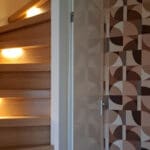 dichte trap bekleed met decor amalfi. Geintegreede verlichting, de verlichting staat aan