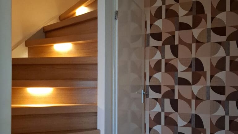 dichte trap bekleed met decor amalfi. Geintegreede verlichting, de verlichting staat aan