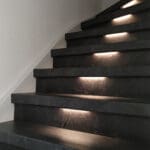 donkere trap in decor mustang met verlichting aan