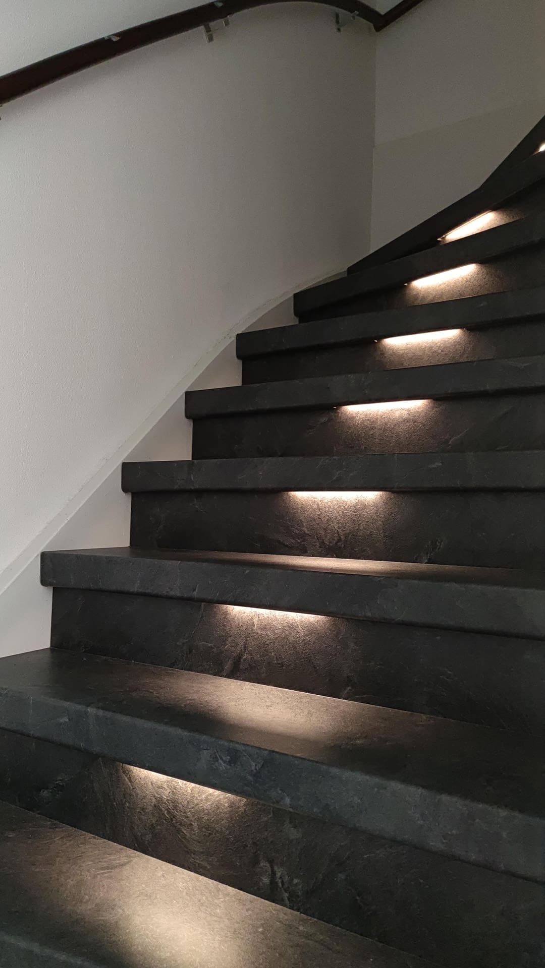 donkere trap in decor mustang met verlichting aan
