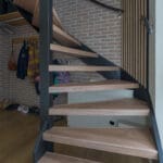 Een hal met daarin een gerenoveerde trap bekleed met decor provencaals eiken