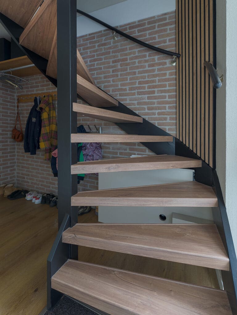 Een hal met daarin een gerenoveerde trap bekleed met decor provencaals eiken