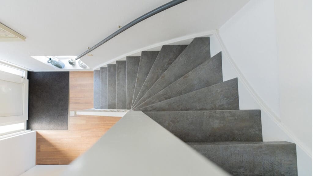 bovenaanzicht van een gerenoveerde trap met bluesteel