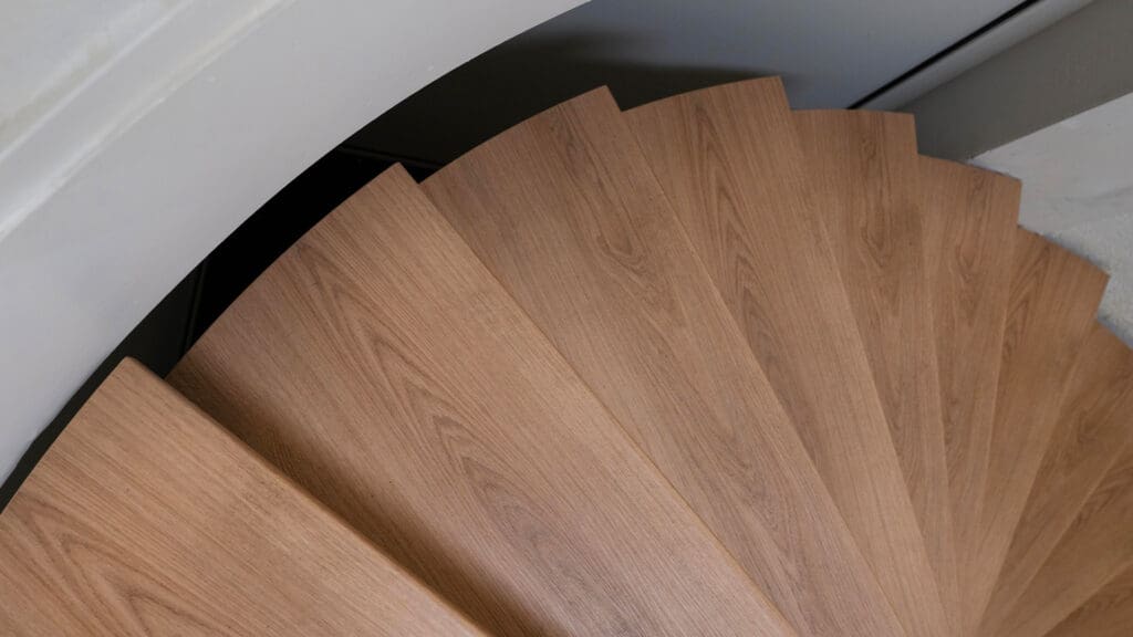 detailfoto van blokkentrap in decor tirools eiken
