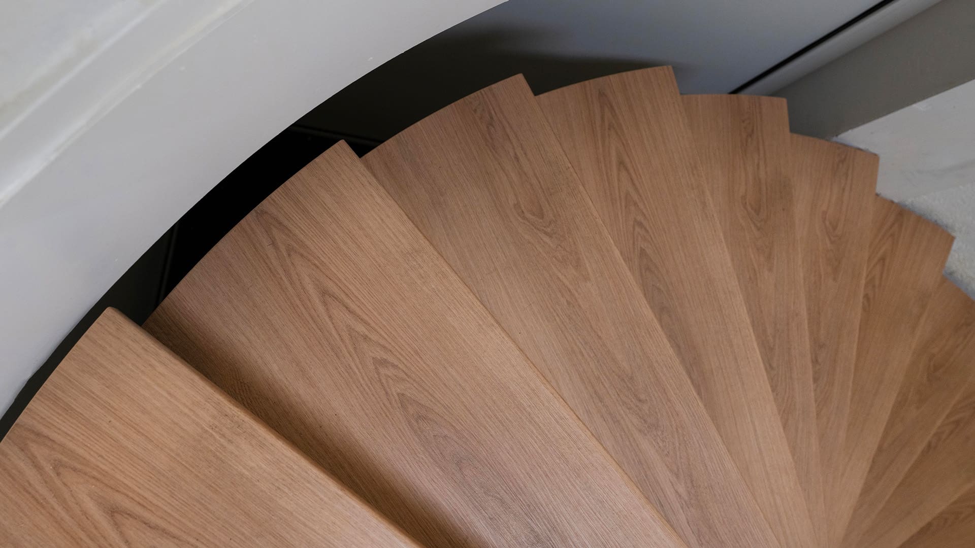 detailfoto van blokkentrap in decor tirools eiken