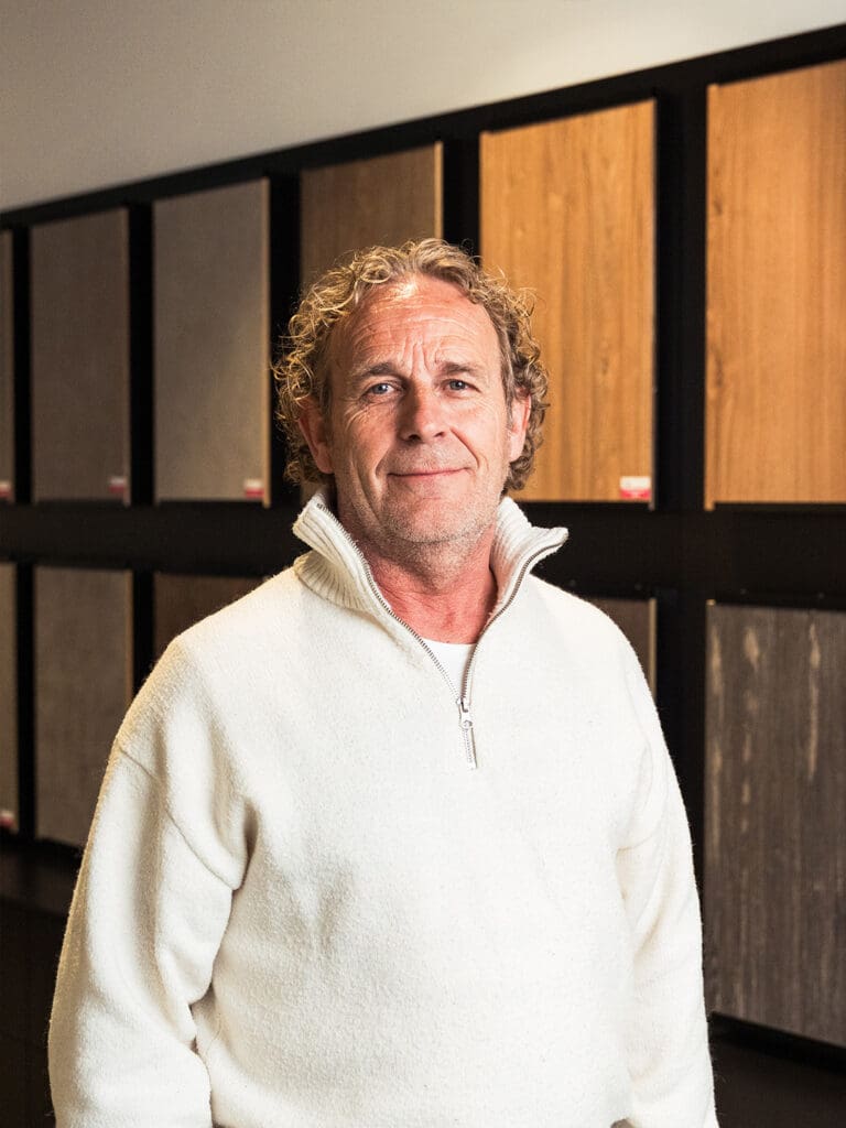adviseur rob staat in de showroom voor de decors voor traprenovatie
