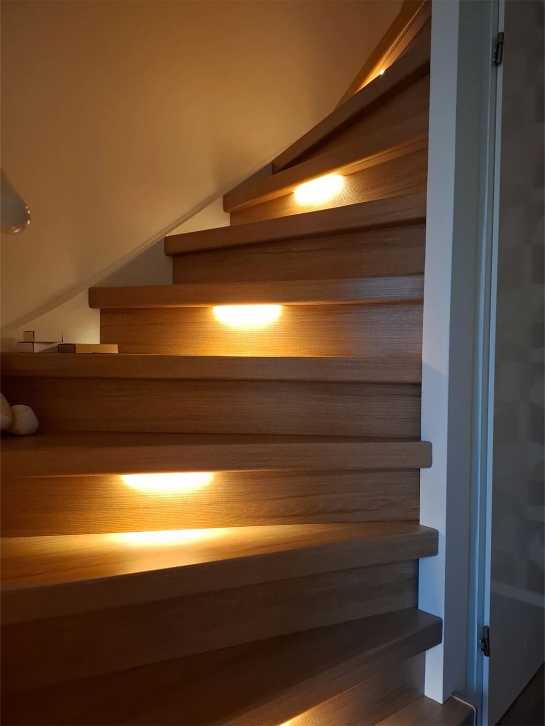 gerenoveerde dichte trap met verlichting in decor amalfi