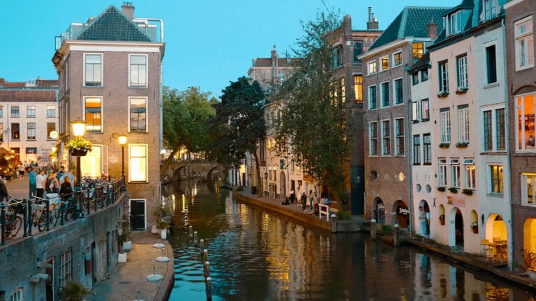 een kanaal en woningen in utrecht