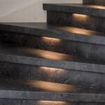 trap bekleed met decor mustang. de geintegreerde verlichting staat aan