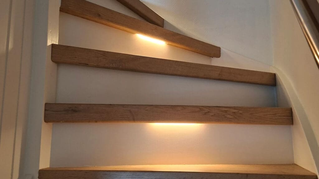 trap bekleed met decor toscana en witte stootborden. Geintegreerde verlichting