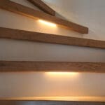 trap bekleed met decor toscana en witte stootborden. Geintegreerde verlichting