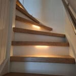 traprenovatie met witte stootborden, verlichting en decor toscana
